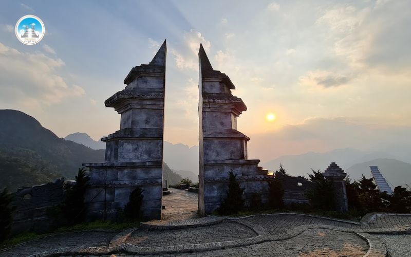 Hoàng hôn rực rỡ trên Cổng Trời