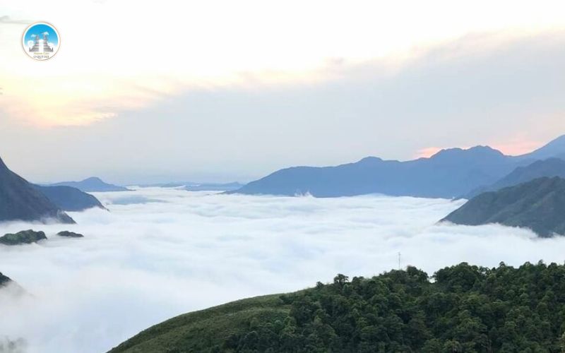 Biển mây bồng bềnh phủ kín đỉnh đèo