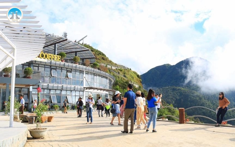 Tổ hợp quán cafe view đèo đoạn gần đỉnh Ô Quy Hồ